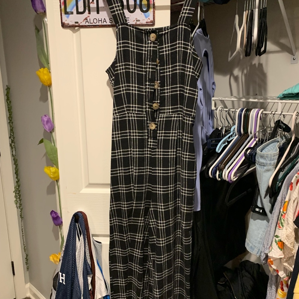 PATTERNED BLACK AND WHITE RHOMPER JUMPSUIT WITH BUTTONS AMERICAN EAGLE SIZE S/M